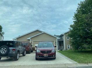 1061 Lyman Ct, Chanhassen, MN 55317