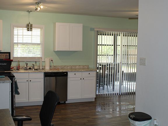 5th image of 305 Sprucewood Dr