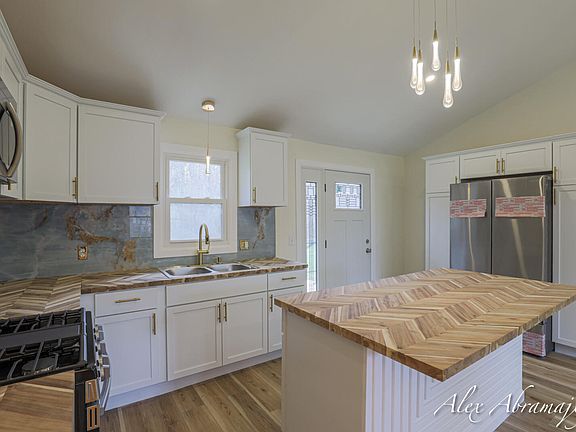 3rd image of 928 Kusterer Dr NW