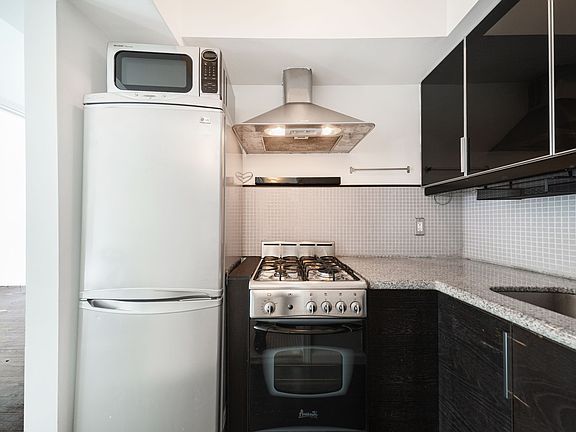 5th image of 125 E 30th St #4X