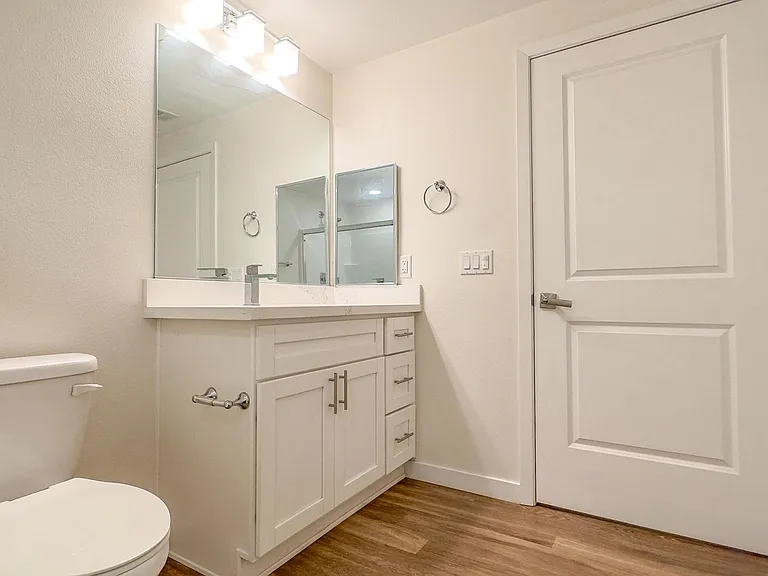 La Perla Apartments — Photo 17