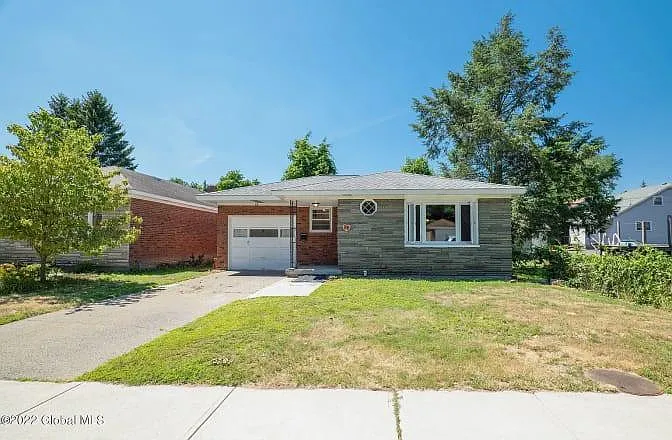 Hawthorne Ave — Photo 1