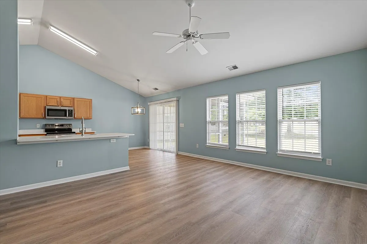 3 bed, 1139 sqft, $2,600 — Photo 3