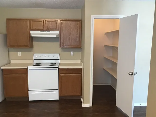 3 bed, 2.0 bath, 1924 sqft, $2,165 — Photo 3