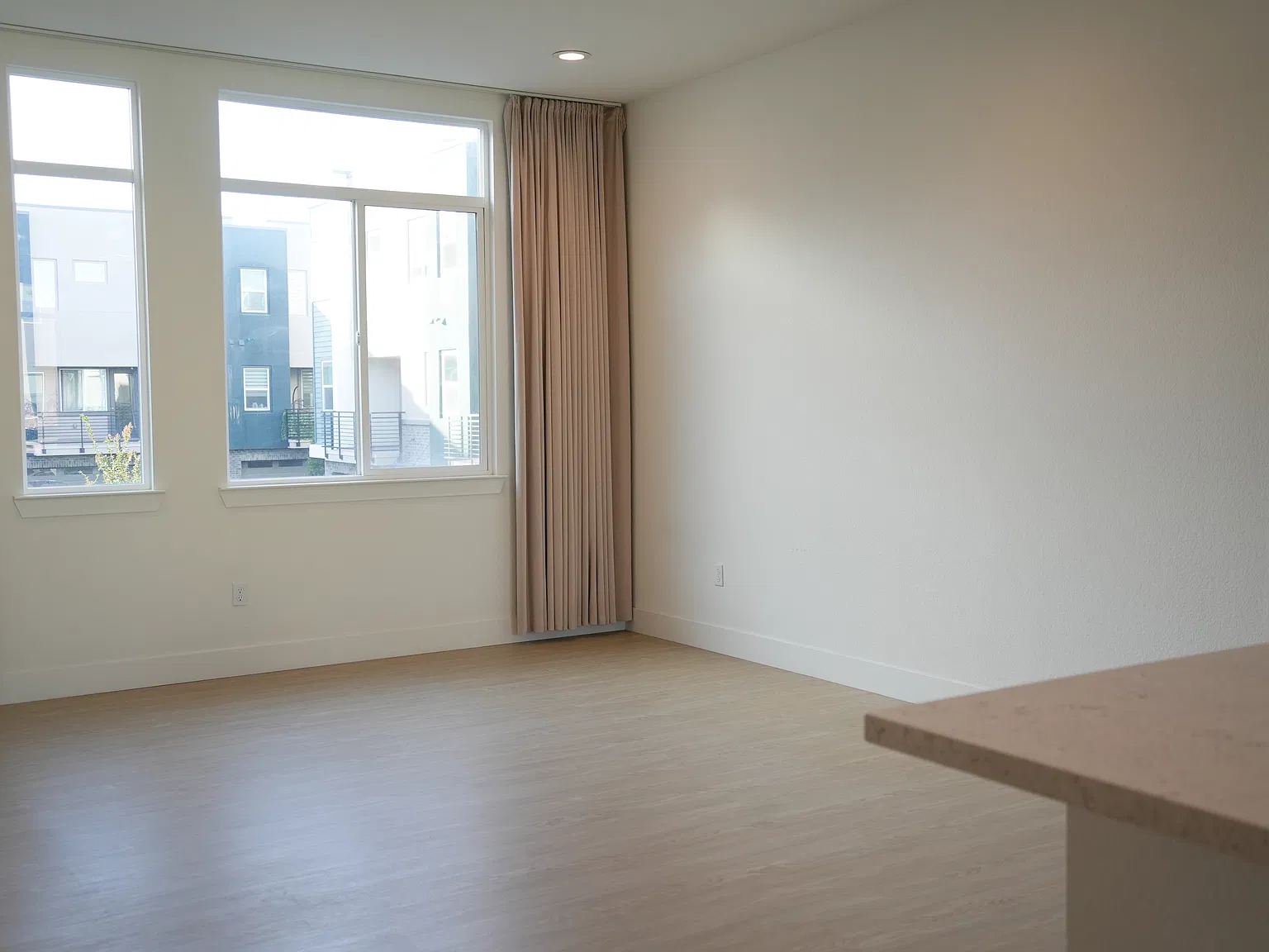 3 bed, 2.5 bath, 1658 sqft, $6,400 — Photo 4
