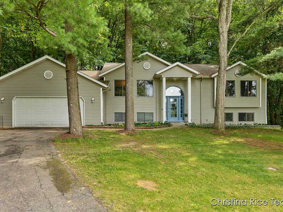 1st image of 3426 Bennington Dr NE
