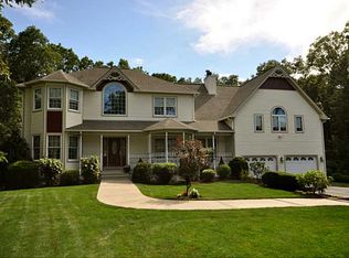 2 Deerhill Dr, Smithfield, RI 02917