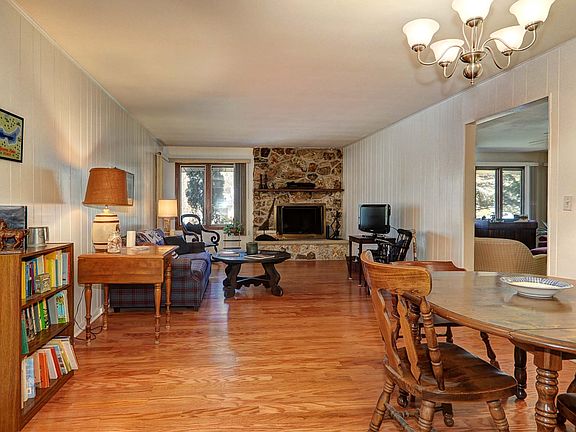 4th image of 976 Sauganash Dr