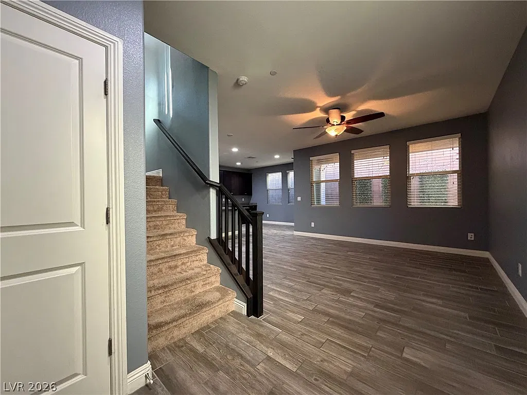 3 bed, 2.5 bath, 1656 sqft, $2,050 — Photo 3