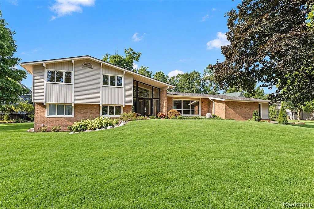 4 bed, 3.5 bath, 4401 sqft, $7,975 — Photo 1
