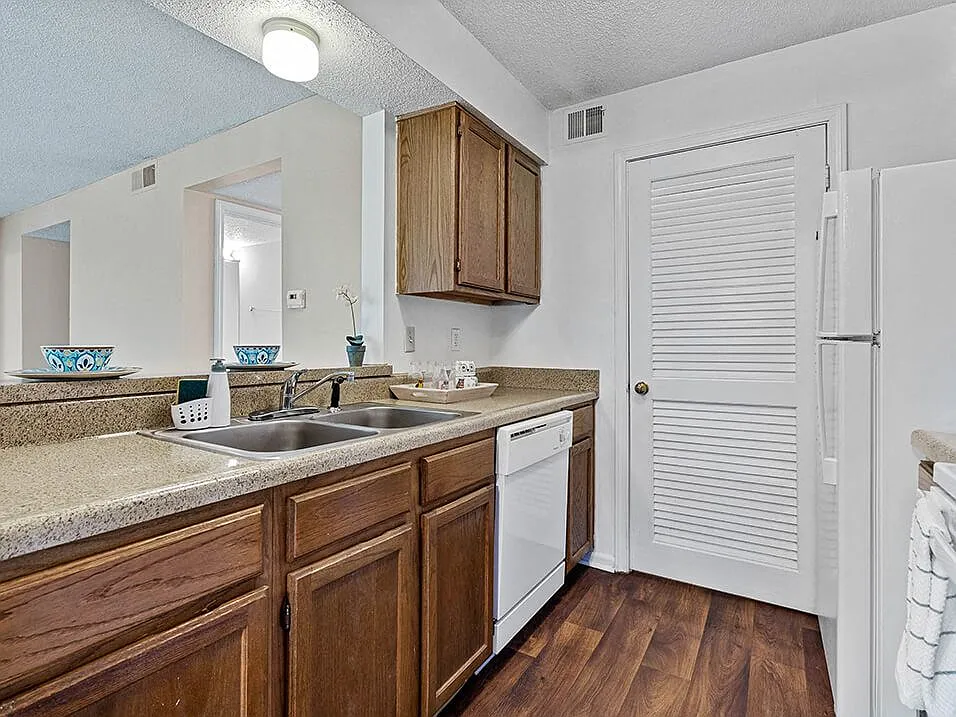The Retreat at Woodlands Apartments — Photo 2