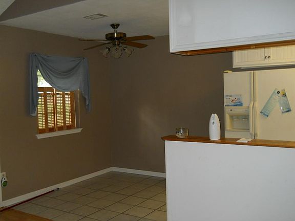 3rd image of 105 Pine St
