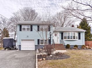 11 Chicjon Ln, East Hanover, NJ 07936