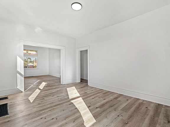 3rd image of 115 W Cherryhill St