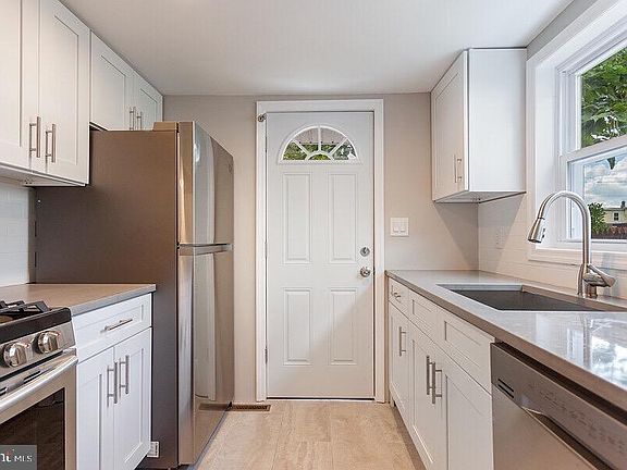 3rd image of 844 W 2nd St