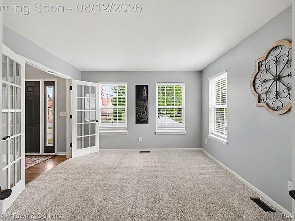 3rd image of 5048 Meadowbrook Ln