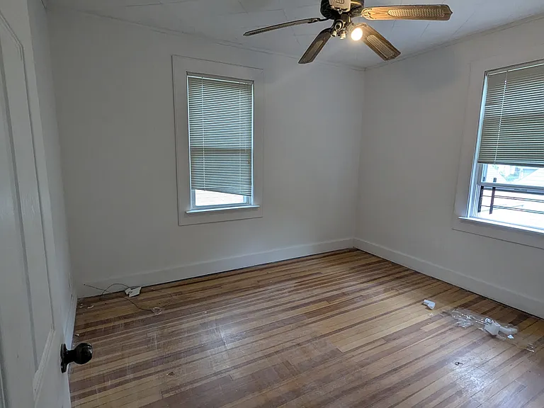 507 W Henry St — Photo 13