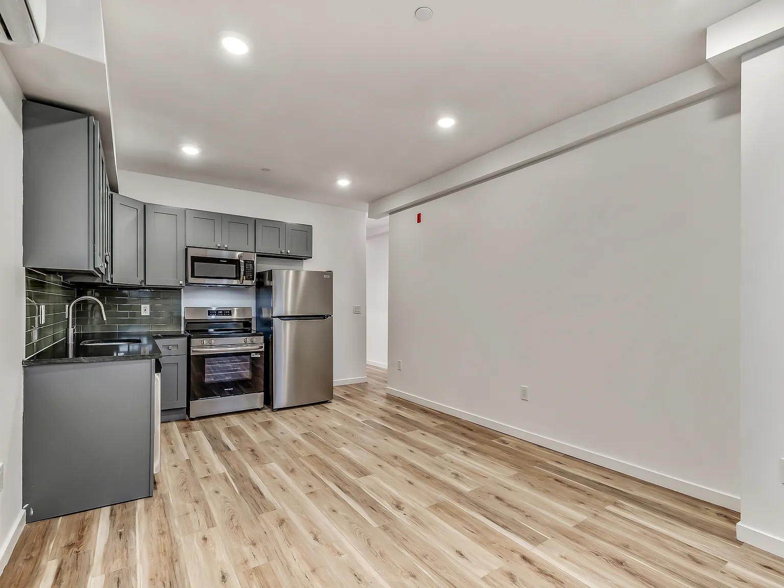 2 bed, 800 sqft, $1,700 — Photo 1