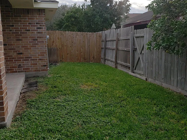 2001 Treasure Oaks Dr — Photo 12