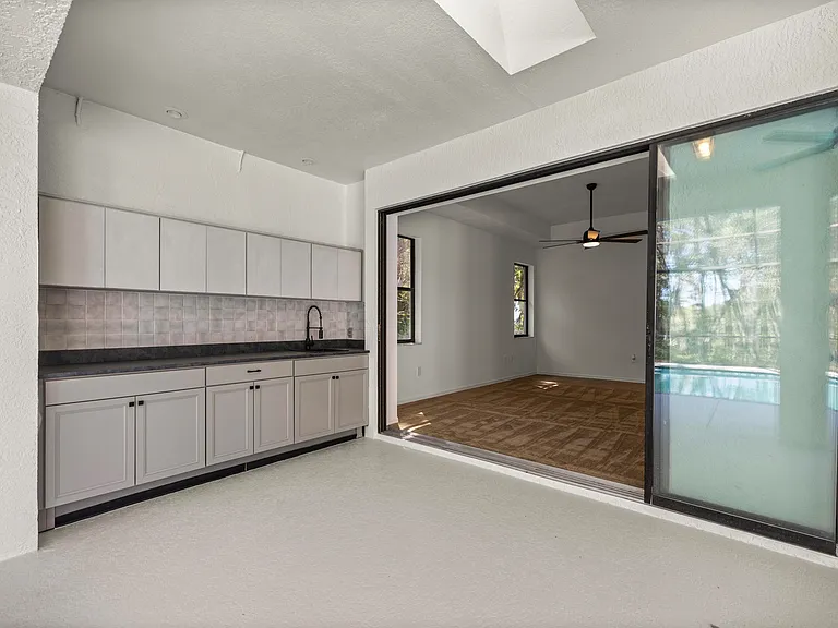 315 E Reehill St — Photo 13