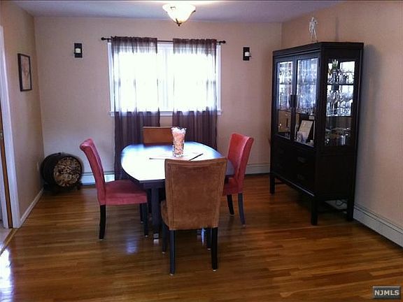 5th image of 742 Holly St