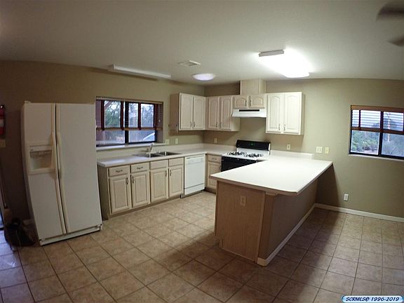 3rd image of 6 Amber Dr