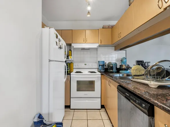 6611 Cooney Rd #910, Richmond, BC V6Y 4C5