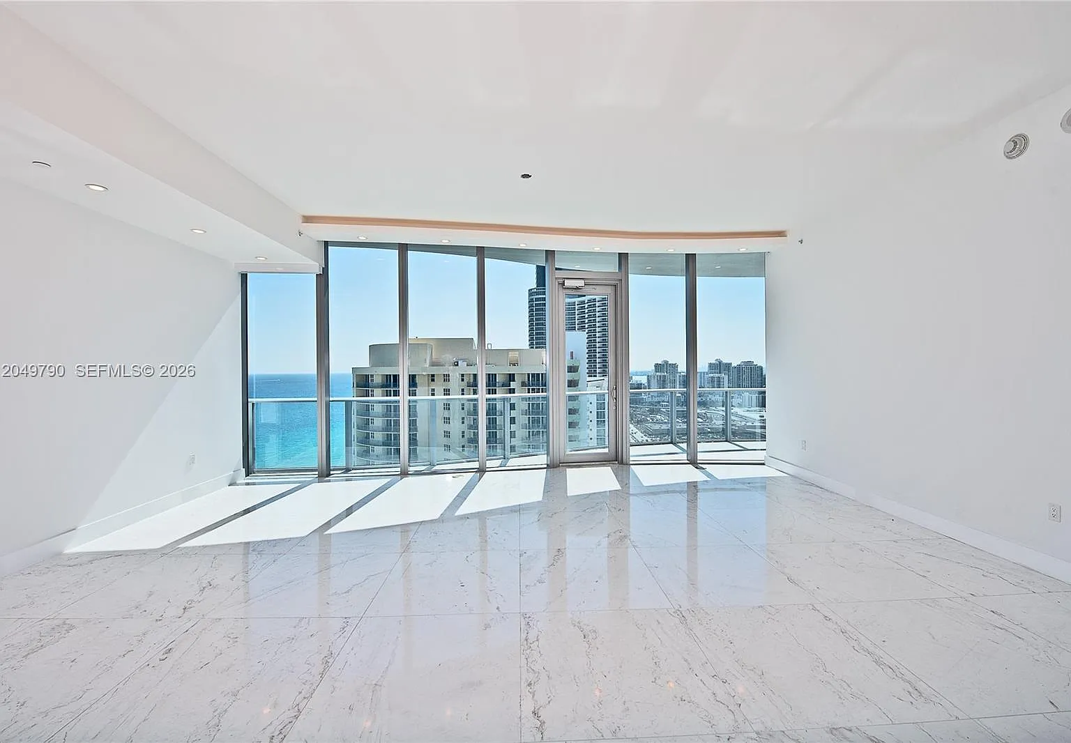 Chateau Beach Condo — Photo 2