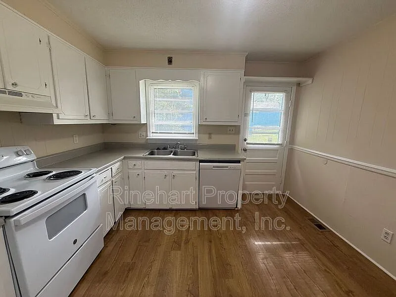 3 bed, 1.5 bath, 1244 sqft, $1,730 — Photo 4