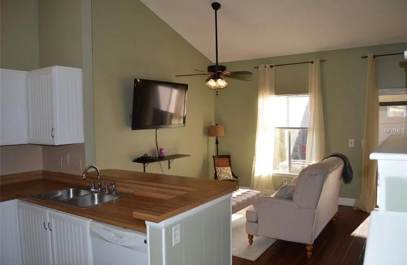 3 bed, 1216 sqft, $2,300 — Photo 4