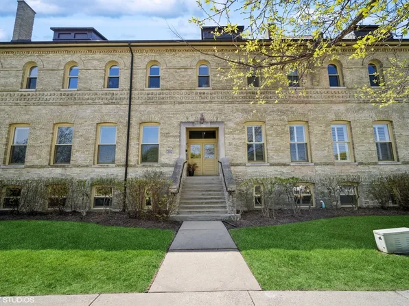 242 Leonard Wood S APT 211, Highland Park, IL 60035