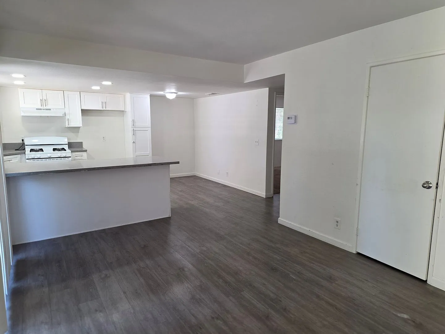 Ventura 2+1 Upper level apartment w/ 1-Car Garage — Photo 3