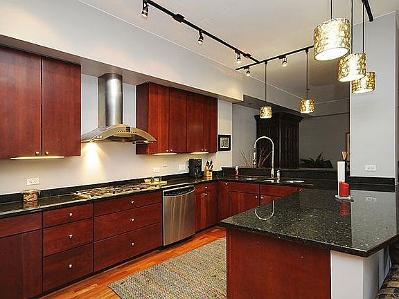 3rd image of 720 N Larrabee St APT 204