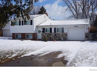 27314 Groveland St, Roseville, MI 48066