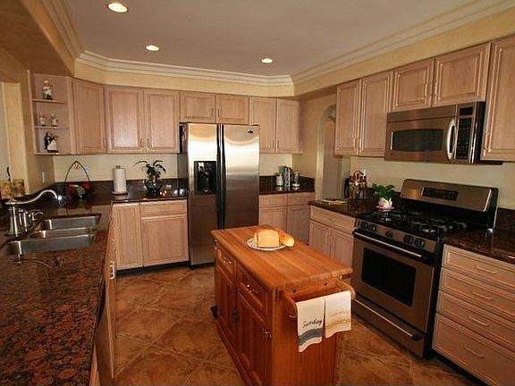 Chef's kitchen: Granite counters,