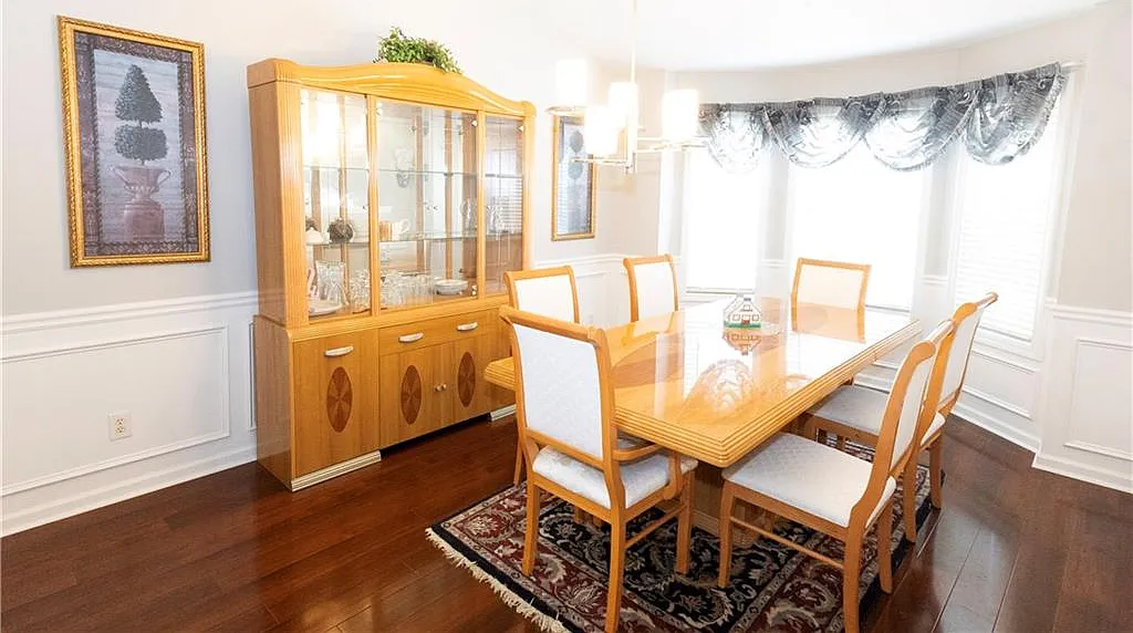 4 bed, 3.0 bath, 2392 sqft, $2,600 — Photo 3