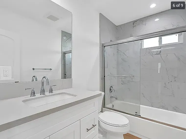 2514 E Adams St — Photo 2