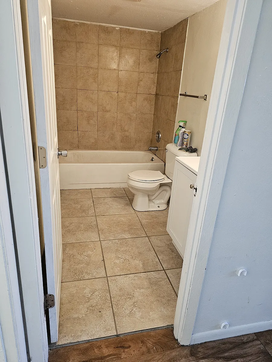 Building Photo - 728 W 63rd St #4