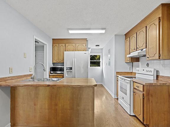 4th image of 223 Cove Rd