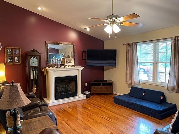 3rd image of 386 Courtland Dr