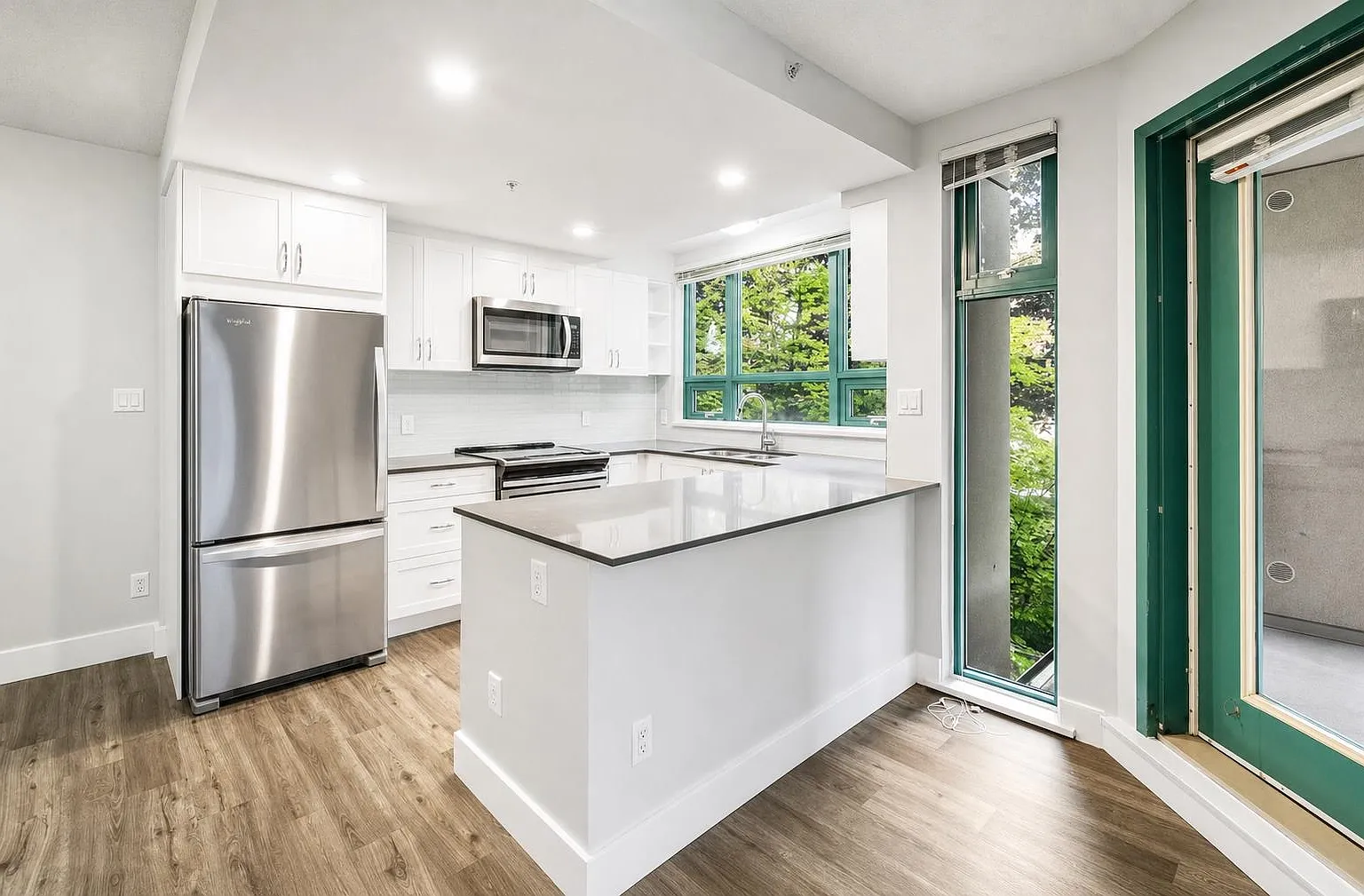 1 bed, 866 sqft, $2,872 — Photo 3