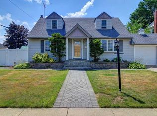 70 N Fordham Rd, Hicksville, NY 11801