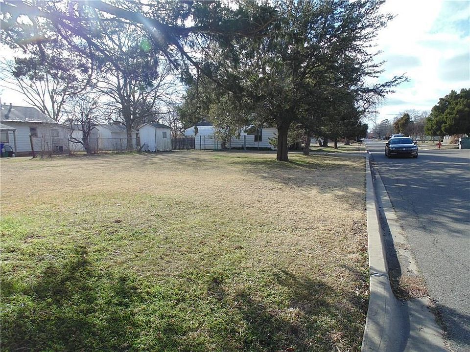 1st image of 624 E Frank St