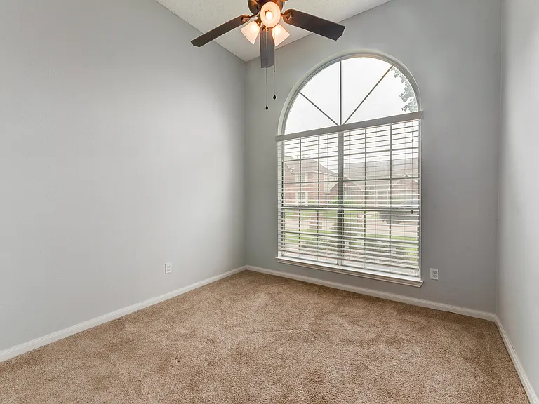 605 English Oak St — Photo 16