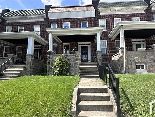 4 bed, $2,400 — Photo 2