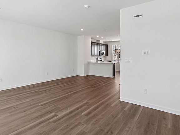 5th image of 545 Yosemite Way