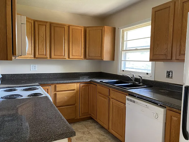 908 E Mountainview Rd — Photo 5