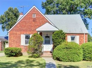 175 Lafayette St, Williston Park, NY 11596