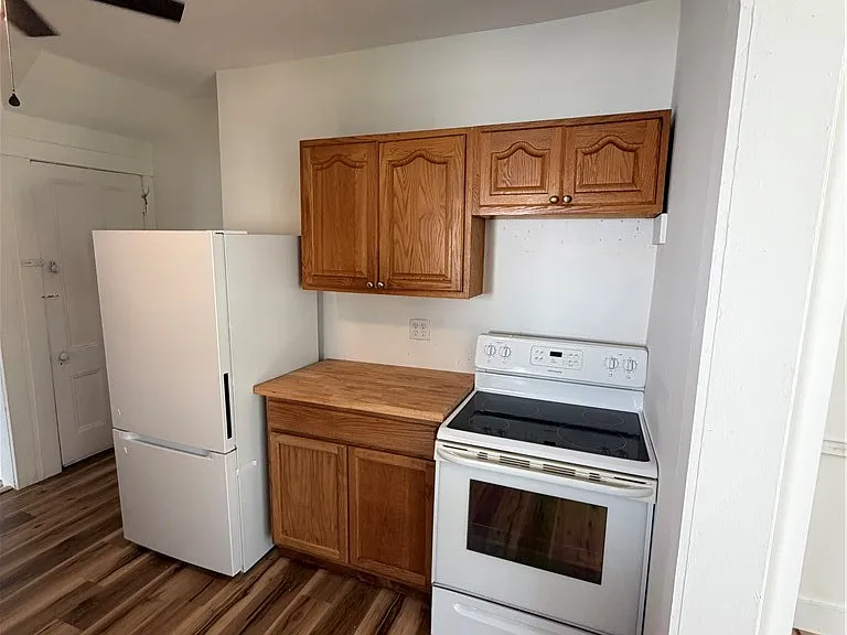 606 W Gray St — Photo 3