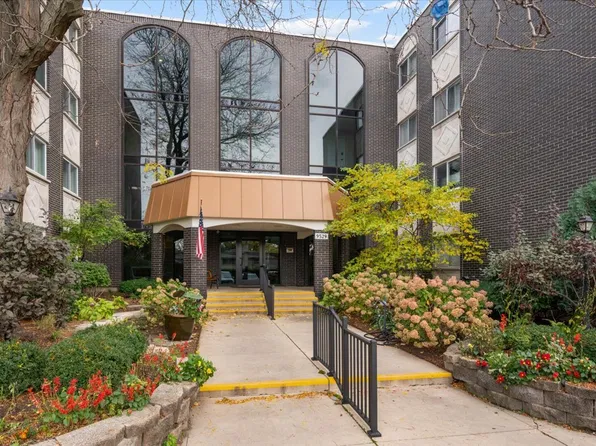 9529 Bronx Pl #218, Skokie, IL 60077